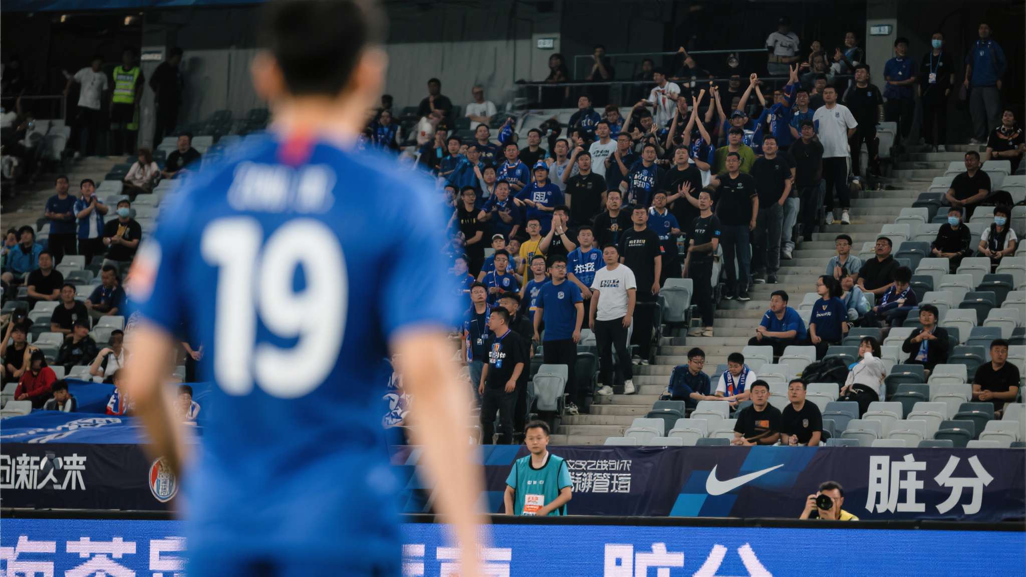 2-1险胜却似“葬礼”：皇马赢了球，伯纳乌为何提前离场？